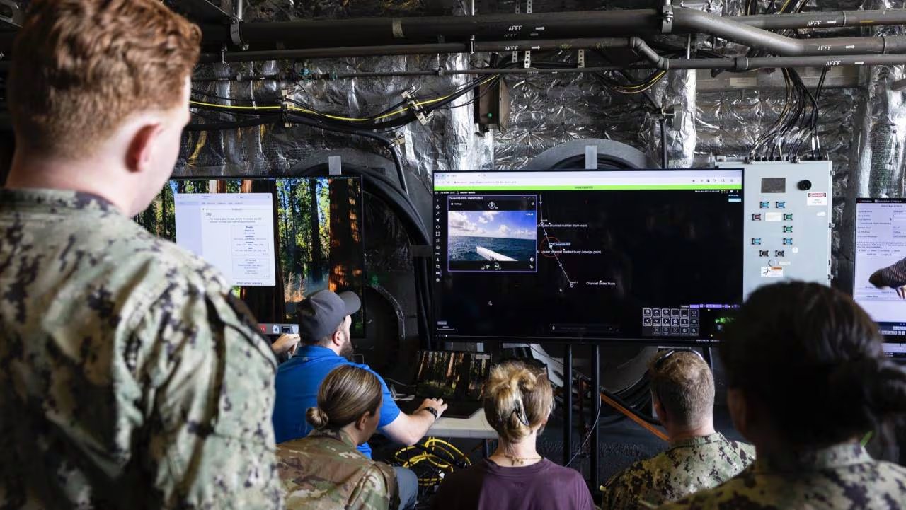 El monitoreo de pantallas muestra embarcaciones y datos de navegación, parte de operaciones de seguridad marítima en la región cercana a Cuba (X: @NAVSOUS4THFLT)