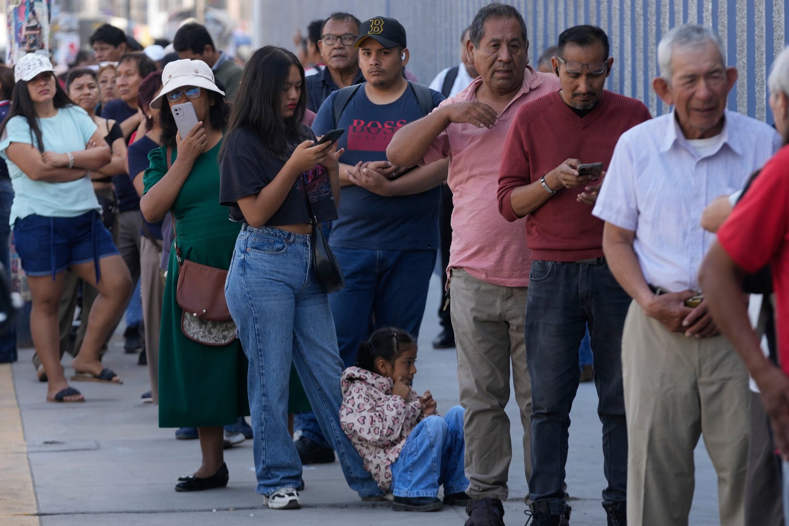 Los votantes hacen fila en un centro de votación durante las elecciones generales en Lima, Perú, el domingo 12 de abril de 2026. (Foto AP/Martín Mejía)