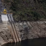 El embalse de Mazar alcanzó su nivel más bajo en medio del déficit energético que presiona al sistema eléctrico ecuatoriano