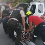 Policía detiene a un hombre que amenazaba con un machete a agentes en Manabí: así ocurrió la intervención