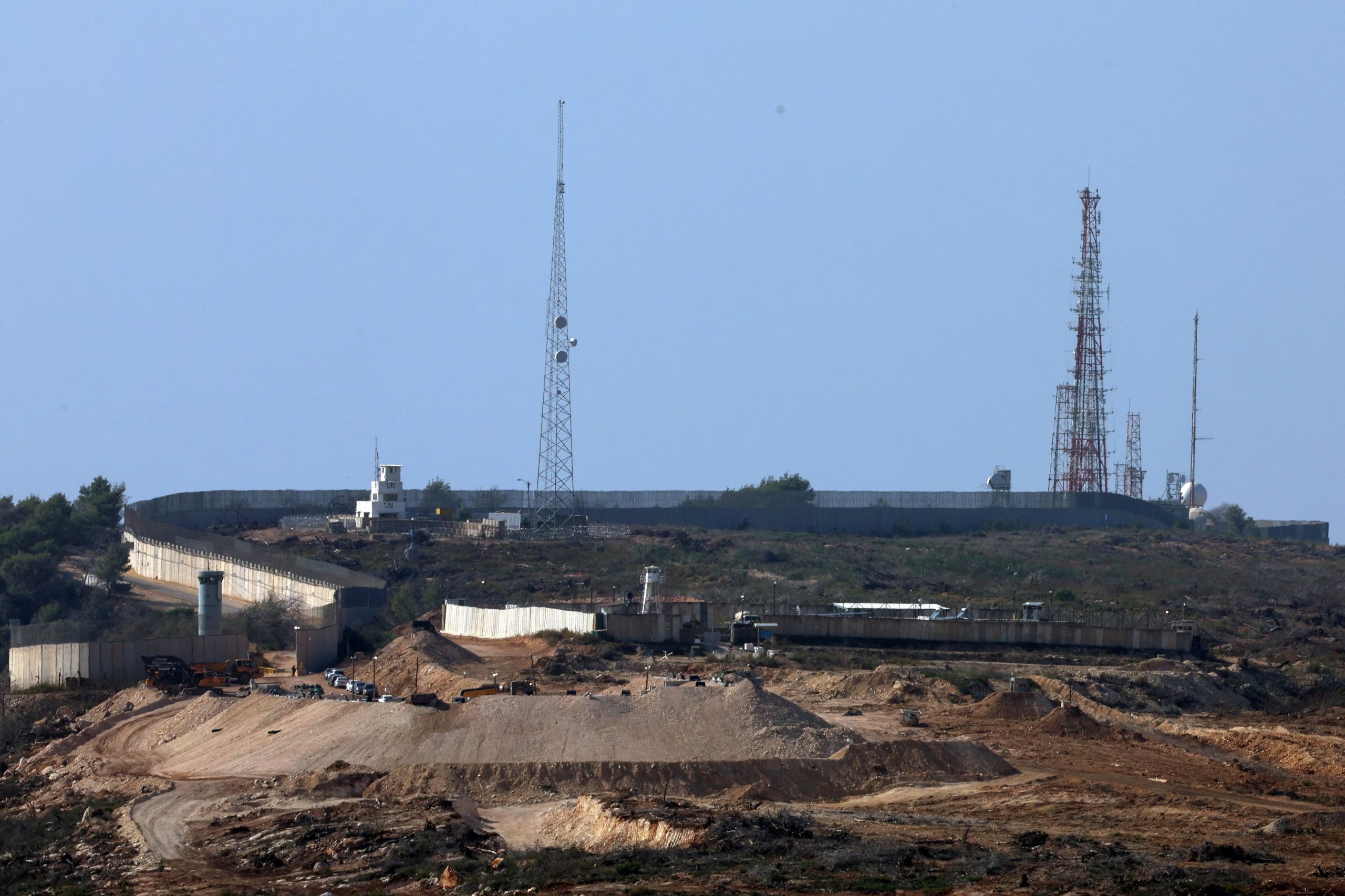 Un puesto de observación de la ONU junto a la barrera de hormigón levantada por Israel en la zona fronteriza entre Líbano e Israel (REUTERS/Aziz Taher/Foto de archivo)