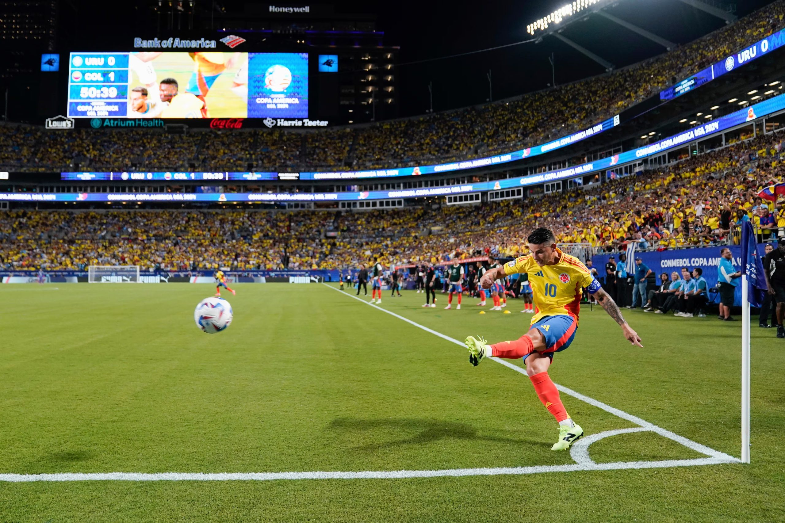 James Rodríguez, de la selección de Colombia, ejecuta un tiro de esquina durante la semifinal de la Copa América en Charlotte, Carolina del Norte, el miércoles 10 de julio de 2024 - crédito Jacob Kupferman/AP Foto
