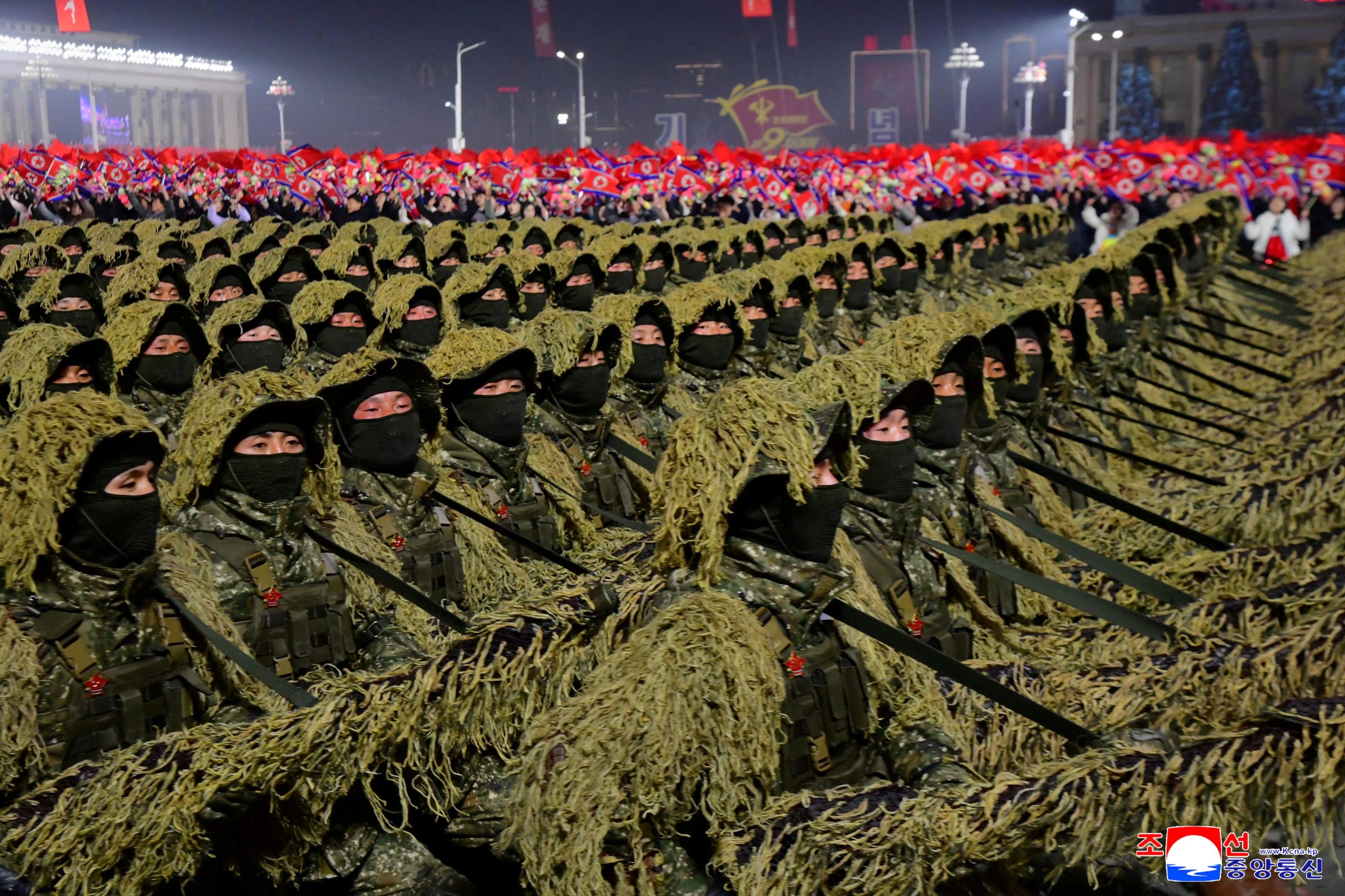 Soldados participan en un desfile militar para conmemorar el IX Congreso del gobernante Partido de los Trabajadores de Corea (PTC) en Pionyang, Corea del Norte, 25 de febrero de 2026, en esta imagen difundida por la Agencia Central de Noticias de Corea del Norte
KCNA via REUTERS 