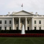 Casa Blanca advierte sanciones por apuestas con información privilegiada