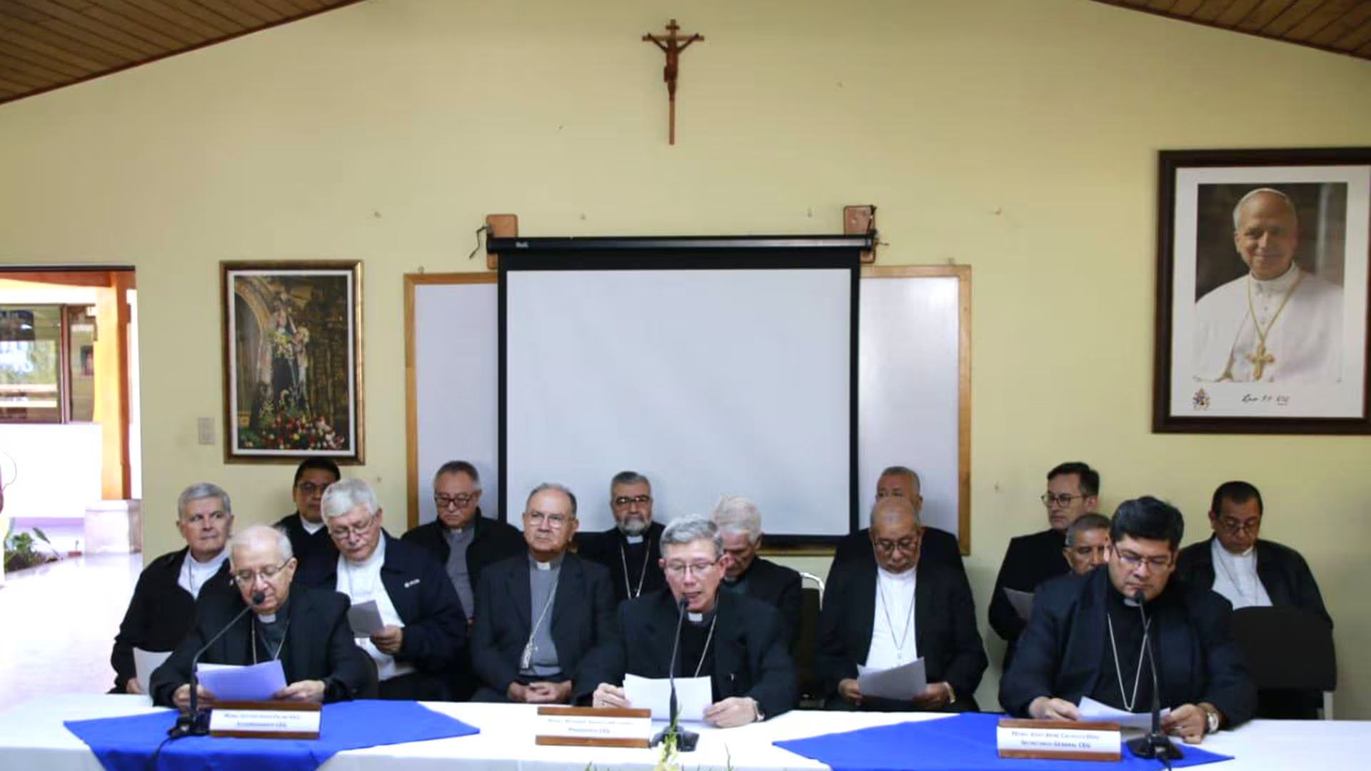 Miembros de la Conferencia Episcopal de Guatemala participan en una reunión oficial, sentados alrededor de una mesa con documentos y micrófonos. (Archivo Conferencia Episcopal de Guatemala)