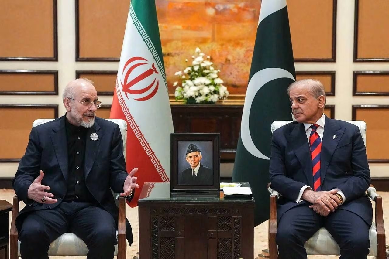 El primer ministro de Pakistán, Shehbaz Sharif, se reúne con el presidente del Parlamento iraní, Mohammad Bagher Ghalibaf. Oficina del Presidente del Parlamento iraní/WANA (Agencia de Noticias de Asia Occidental)/vía REUTERS