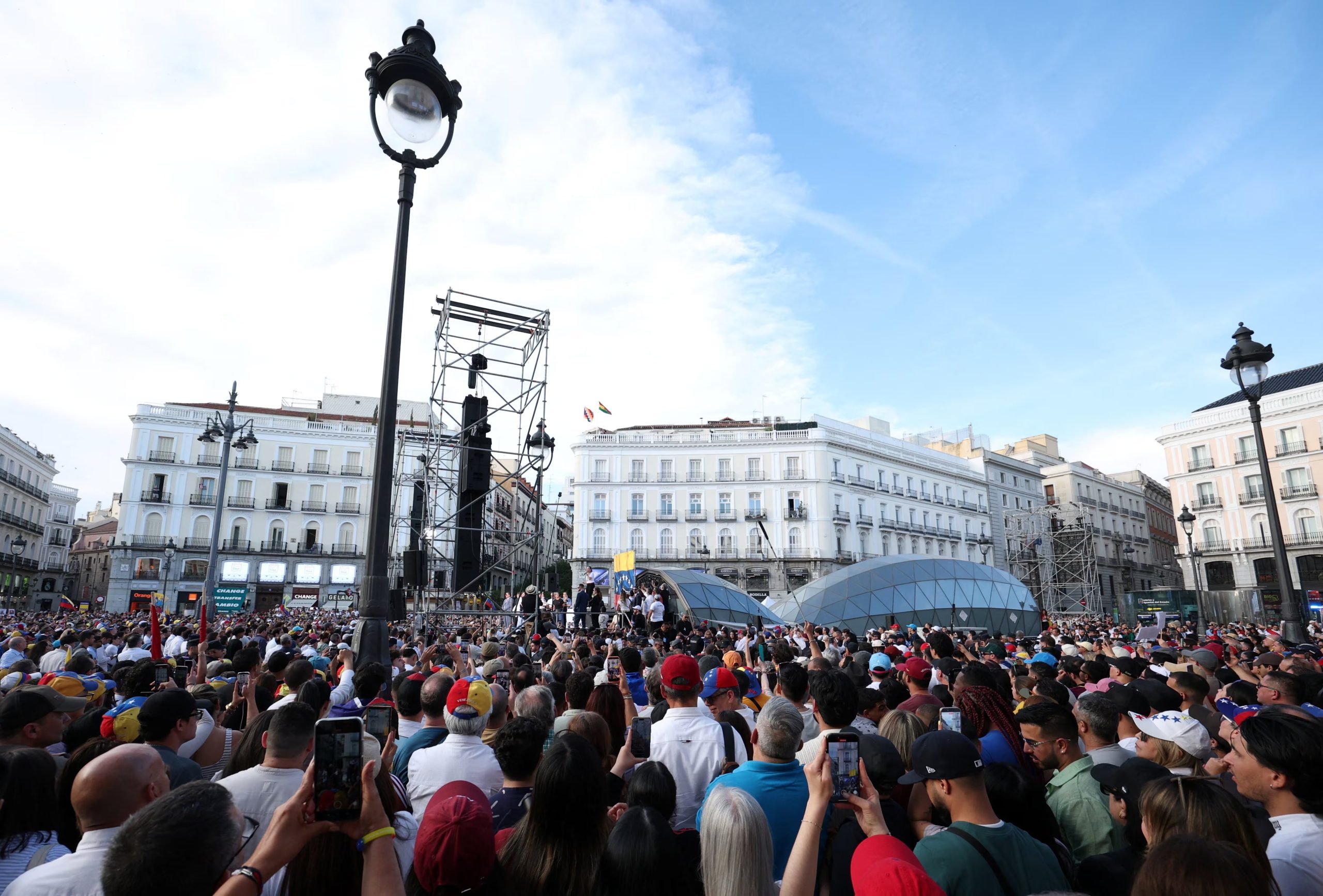 , María Corina Machado rechazó los cánticos de “fuera la mona” proferidos contra Delcy Rodríguez por parte de algunos asistentes a un acto público en Madrid (REUTERS/Isabel Infantes)