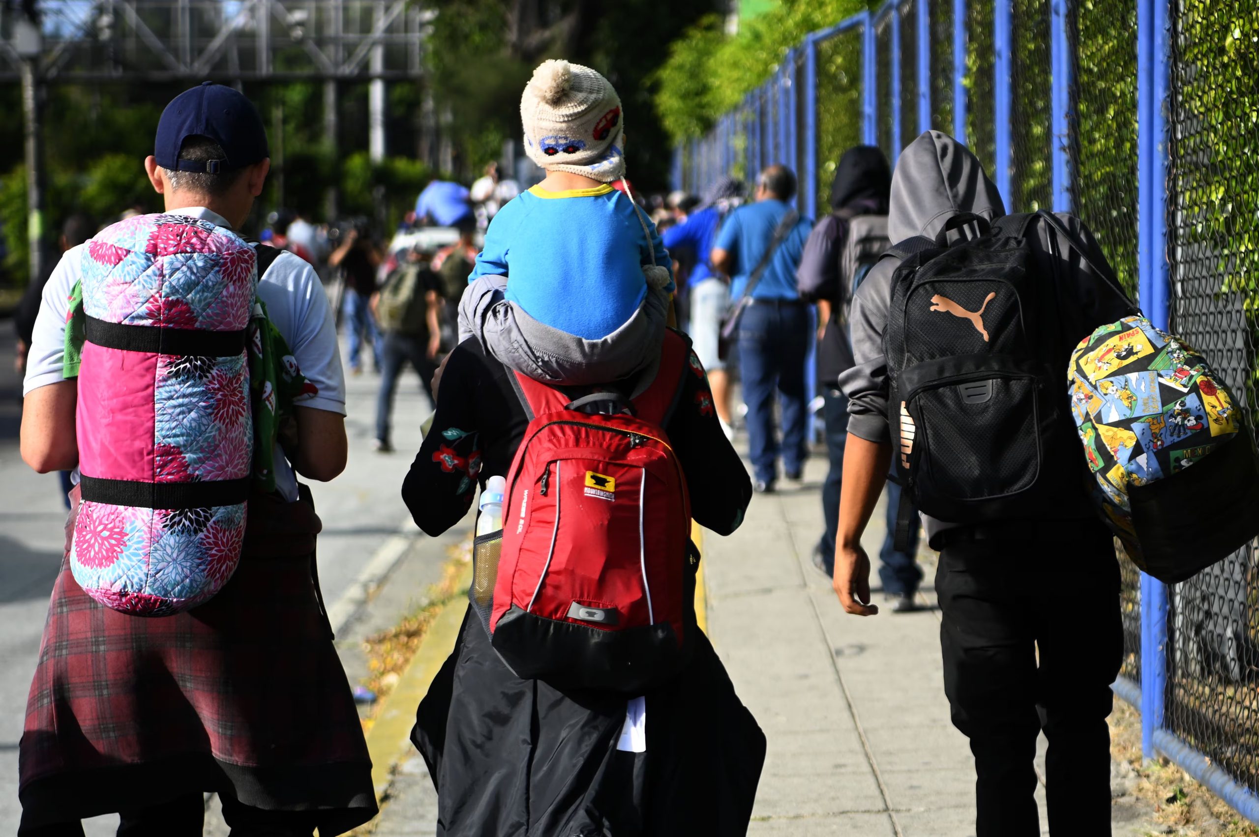 Una familia salvadoreña en su camino a la frontera entre Honduras y México (Foto: Marvin Recinos/AFP)