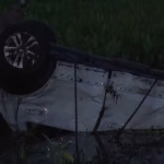 Vehículo derribó un poste y se volcó sobre una zanja en la vía a Salitre