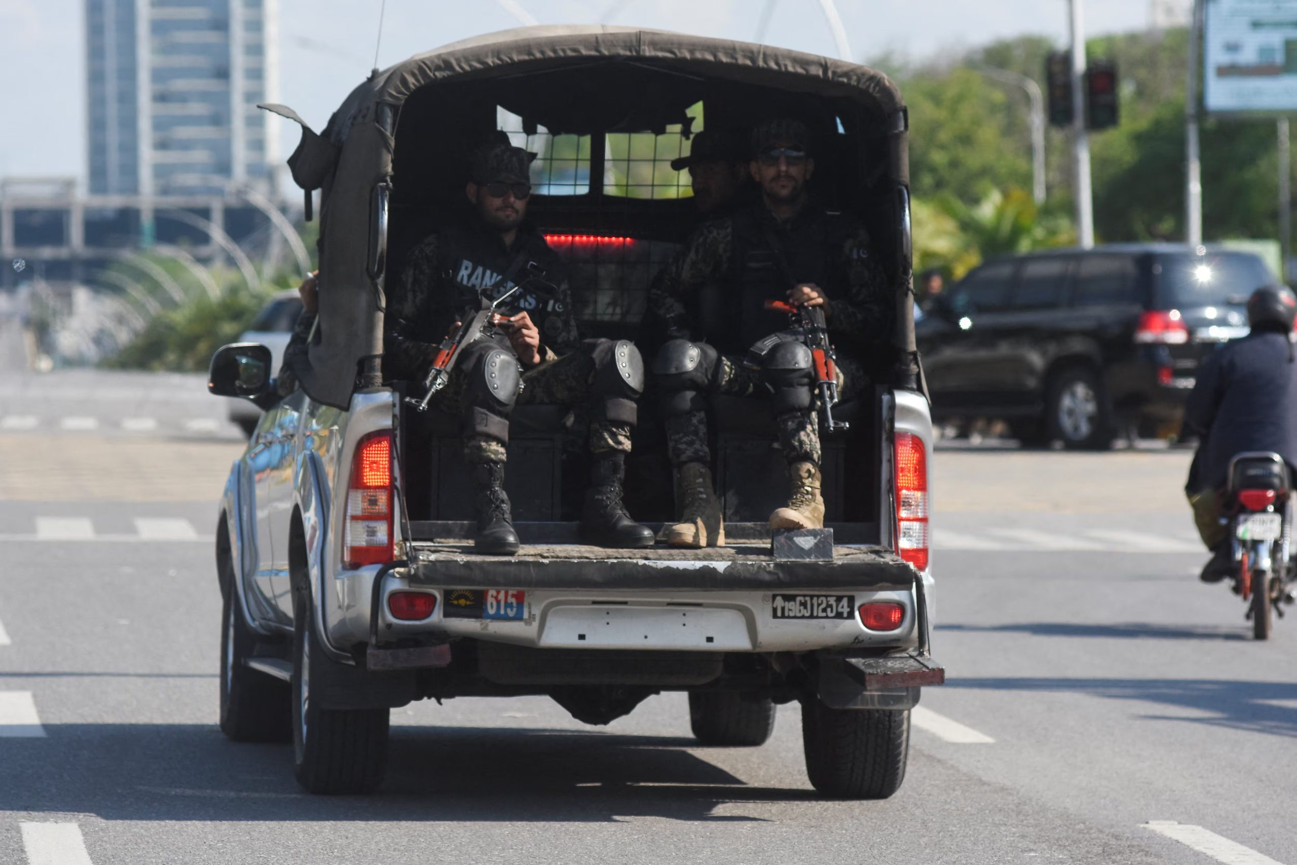 Guardias de seguridad se sientan en la parte trasera de un vehículo cerca del Ministerio de Asuntos Exteriores mientras Pakistán se prepara para recibir a Estados Unidos e Irán para conversaciones de paz, en Islamabad, Pakistán, 9 de abril de 2026. REUTERS/Waseem Khan