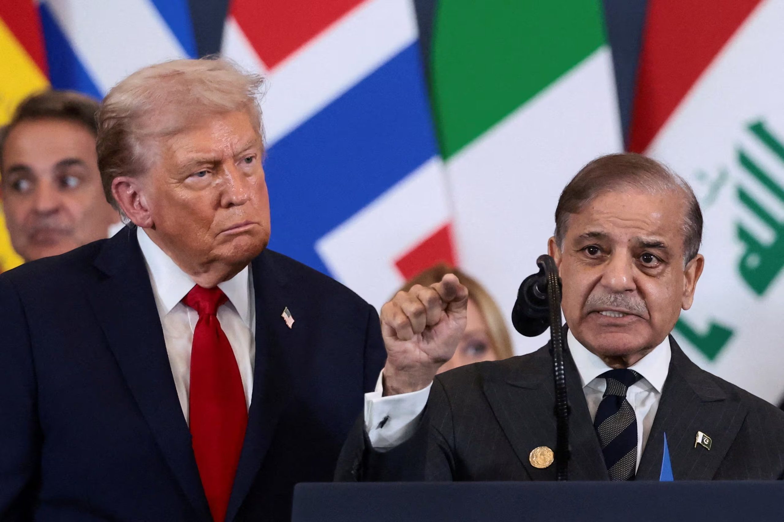 El presidente estadounidense Donald Trump observa al primer ministro paquistaní Shehbaz Sharif (REUTERS/Evelyn Hockstein/Archivo)