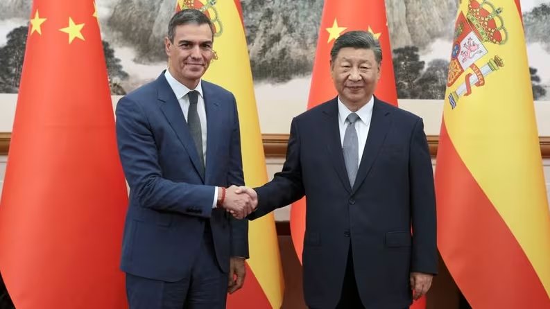 El presidente de China, Xi Jinping, y el presidente del Gobierno español, Pedro Sánchez, se dan la mano antes de su reunión en Pekín en 2024 (China Daily vía REUTERS)