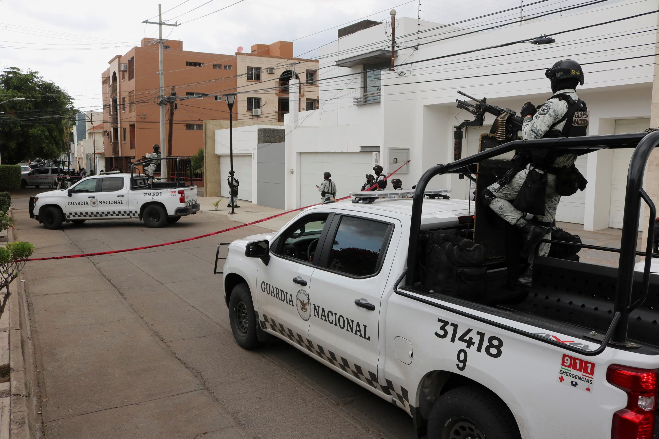 Imagen de archivo. Miembros de la Guardia Nacional vigilan la escena del crimen donde un hombre fue asesinado a tiros, mientras la violencia y la agitación económica se intensifican en Culiacán un año después del secuestro y extradición del líder del Cártel de Sinaloa Ismael