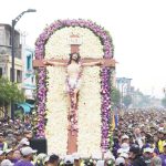 ‘Algo maravilloso se siente cuando uno viene, el corazón se le hace agüita’: miles manifiestan su fe en las calles del Suburbio detrás de Cristo