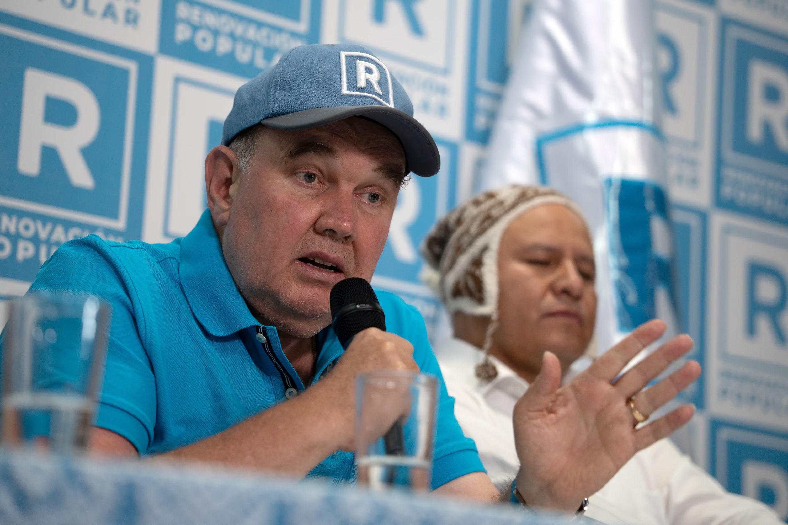 El candidato ultraconservador por el partido Renovación Popular, Rafael López Aliaga, habla en una rueda de prensa este domingo, en Lima (Perú).EFE/ John Reyes Mejia
