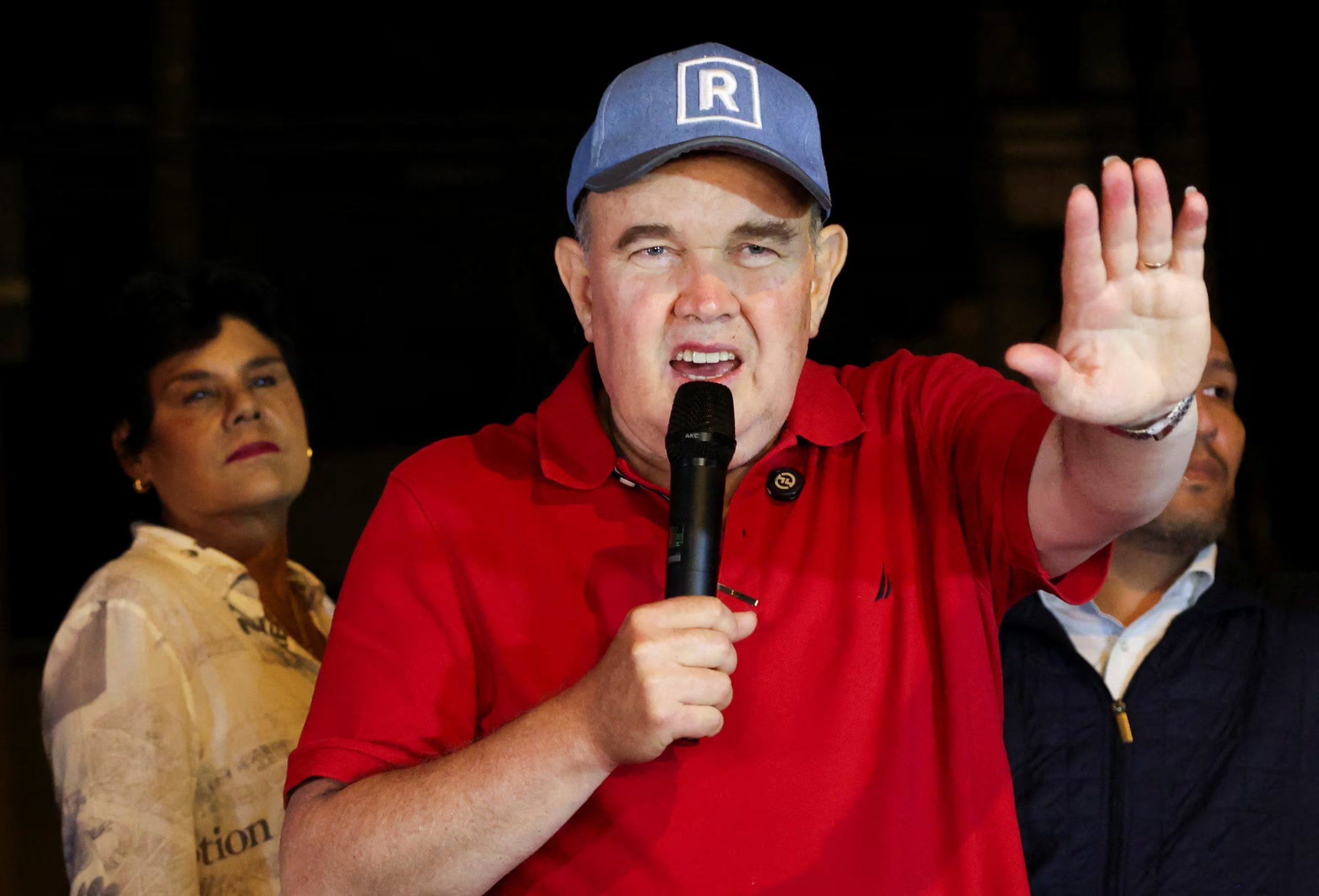 FOTO DE ARCHIVO-El candidato presidencial de Perú, Rafael López Aliaga, habla mientras la gente se reúne fuera de la sede electoral de Perú en medio de preocupaciones sobre el proceso de votación durante las elecciones generales del país, en Lima, Perú. 14 de abril de 2026. REUTERS/Manuel Orbegozo