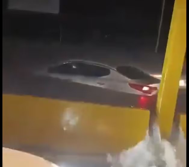 Las autoridades aconsejaron aplazar actividades comerciales no esenciales y mantener la atención a los canales oficiales hasta que mejoren las condiciones meteorológicas en la República Dominicana. (Foto cortesía redes sociales)