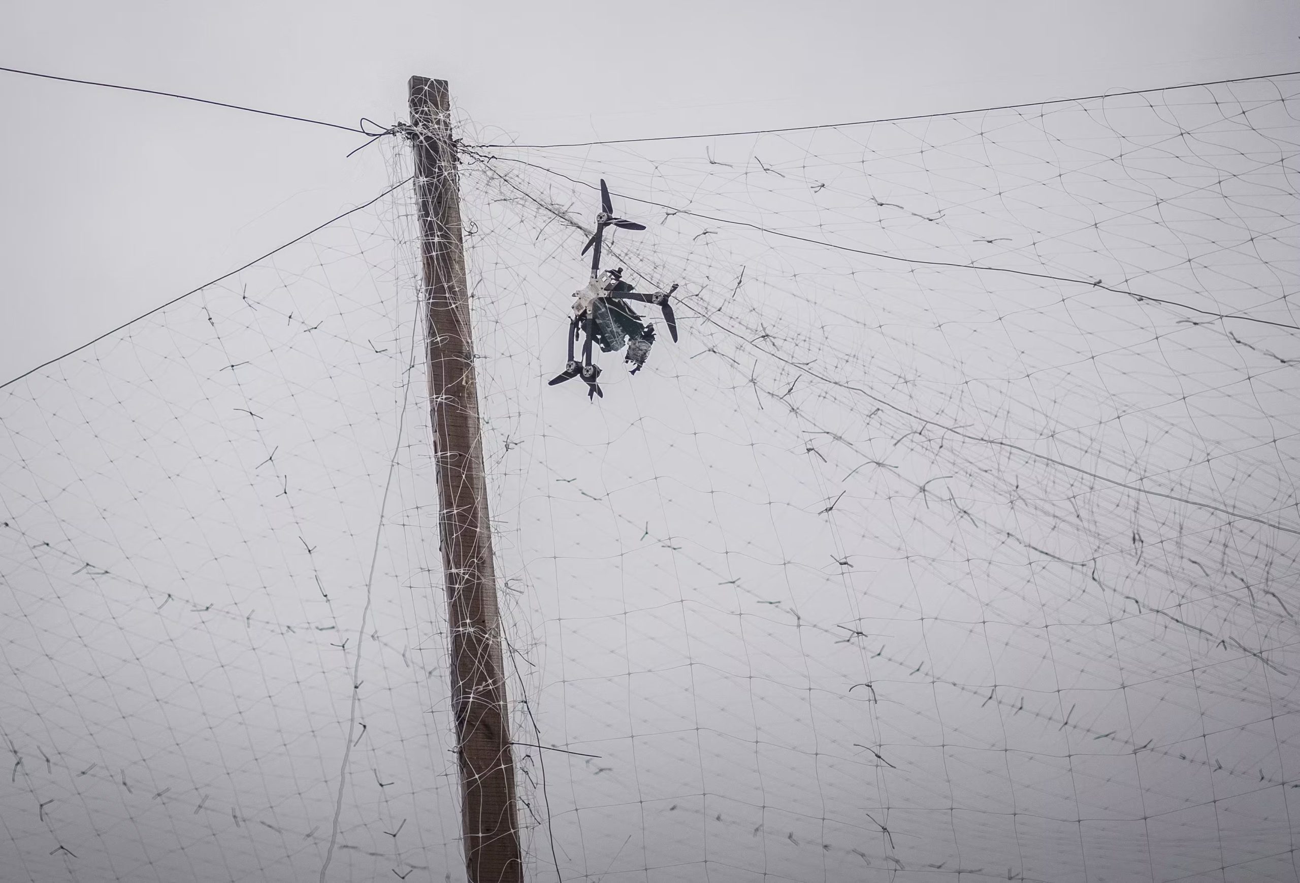 Un dron ruso enredado sobre una carretera cubierta con una red antidrones en la ciudad fronteriza de Druzhkivka, en medio del ataque ruso contra Ucrania, en la región de Donetsk, Ucrania, 24 de abril de 2026 (REUTERS/Serhii Korovainyi)