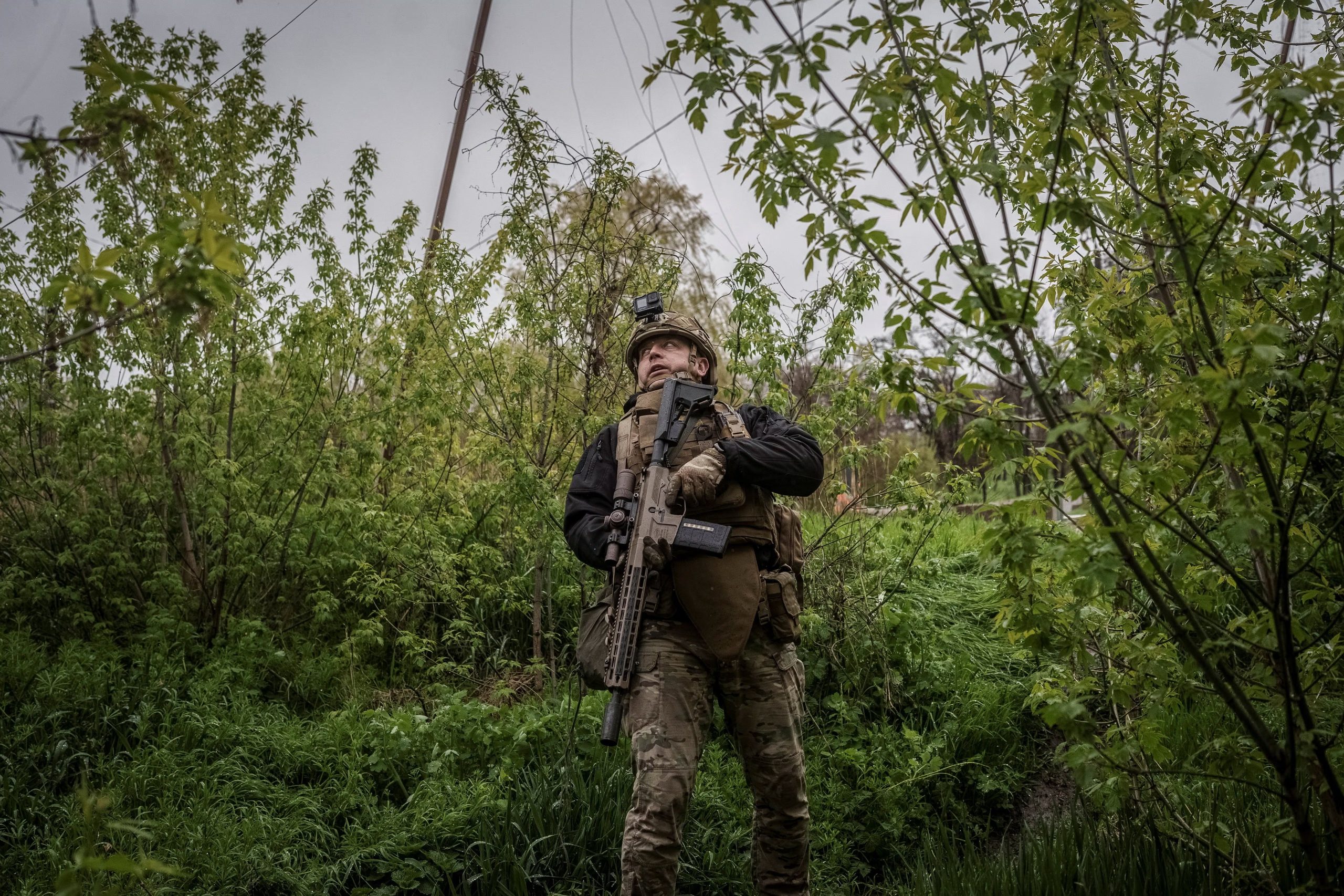 Militares ucranianos señalaron que las tropas rusas buscan avanzar a través de bosques, aprovechando el aumento de vegetación tras el invierno (REUTERS/Serhii Korovainyi)