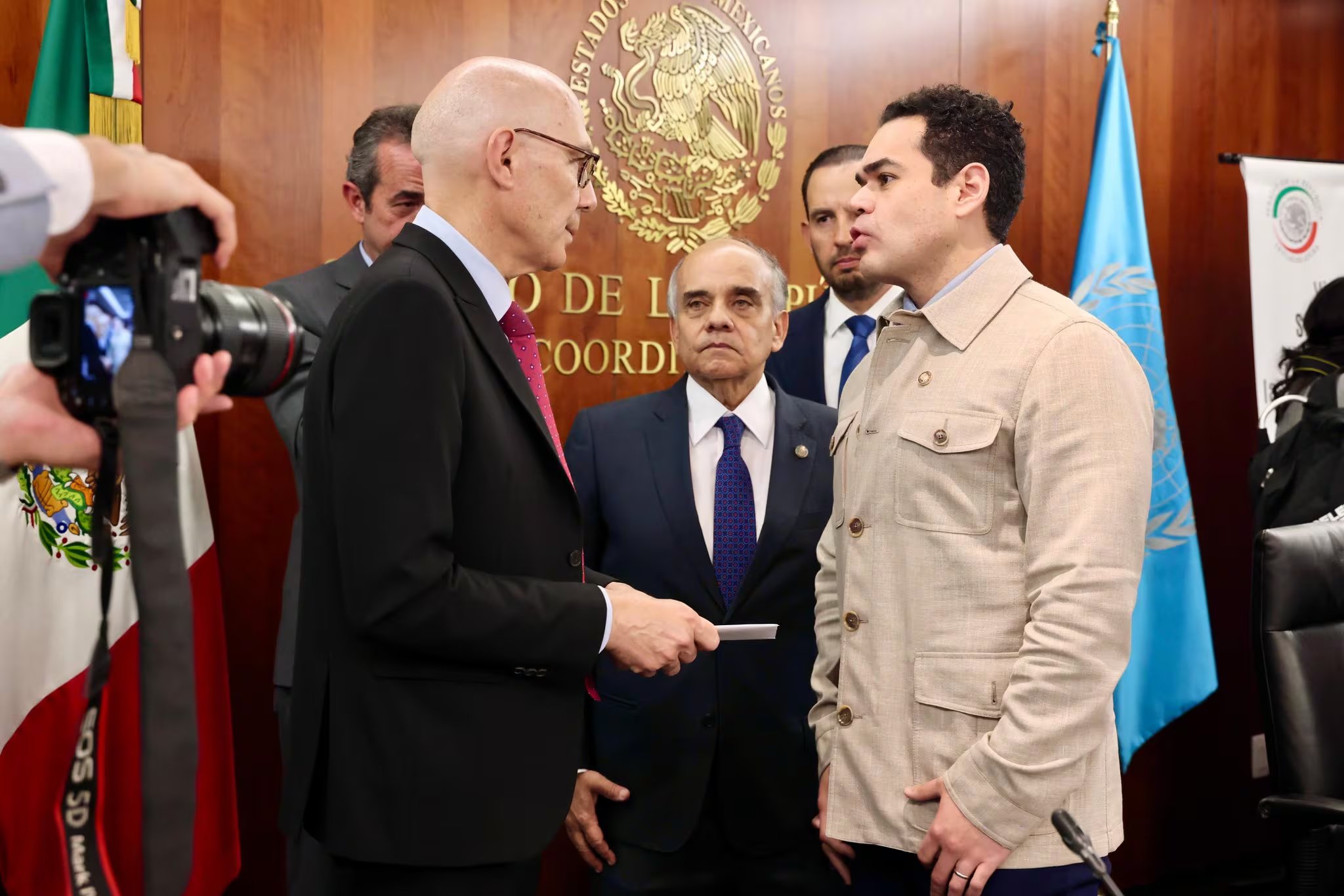 PRI y PAN entregan documentos a la ONU sobre desapariciones en México.