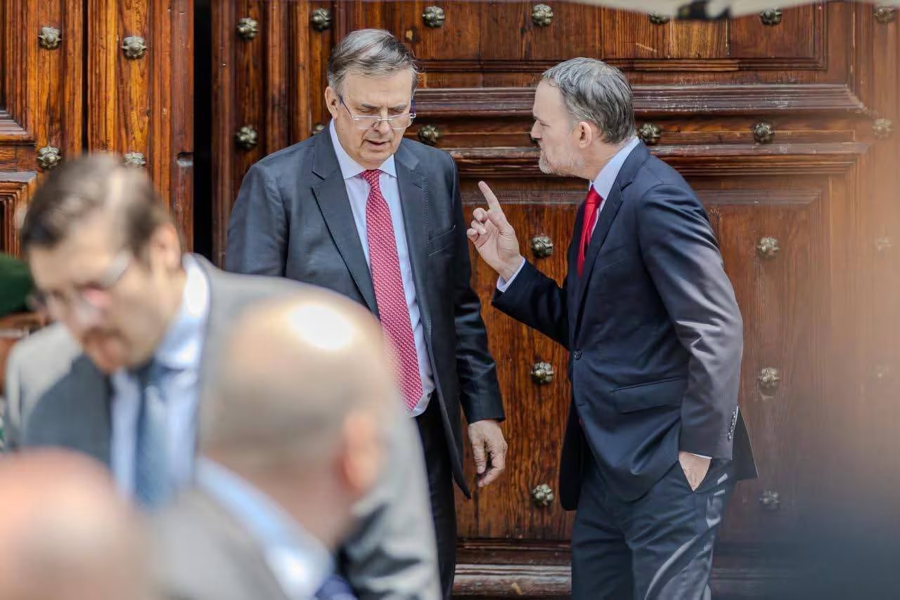 El gesto de Greer interpretado como señal de imposición estadounidense genera polémica en la revisión del T-MEC. (X-@DeniseMeadeG)