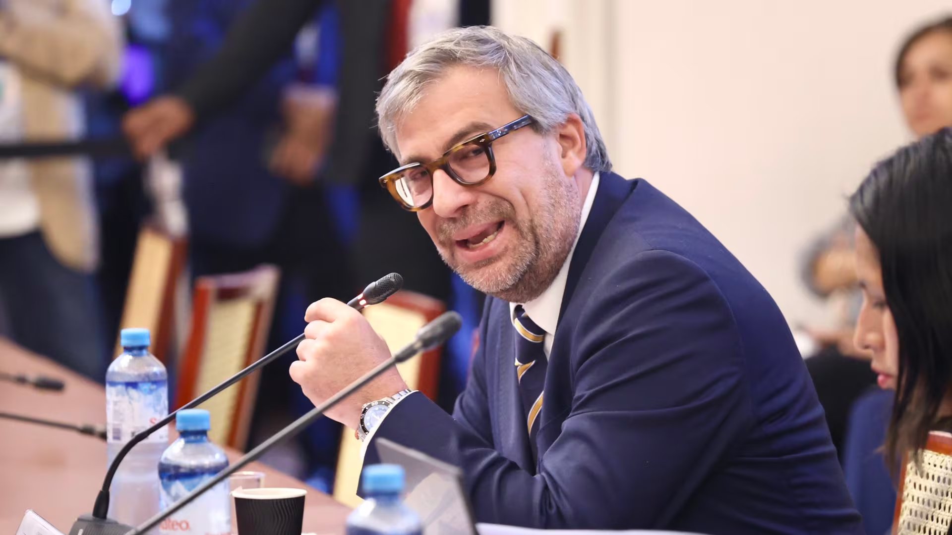 El general PNP Walter Ramos Gómez, jefe de la Dircocor, entregó en la sede de la ONPE la citación a Piero Corvetto como parte de la investigación por fallas técnicas en las elecciones del 12 de abril. (Foto: Congreso)