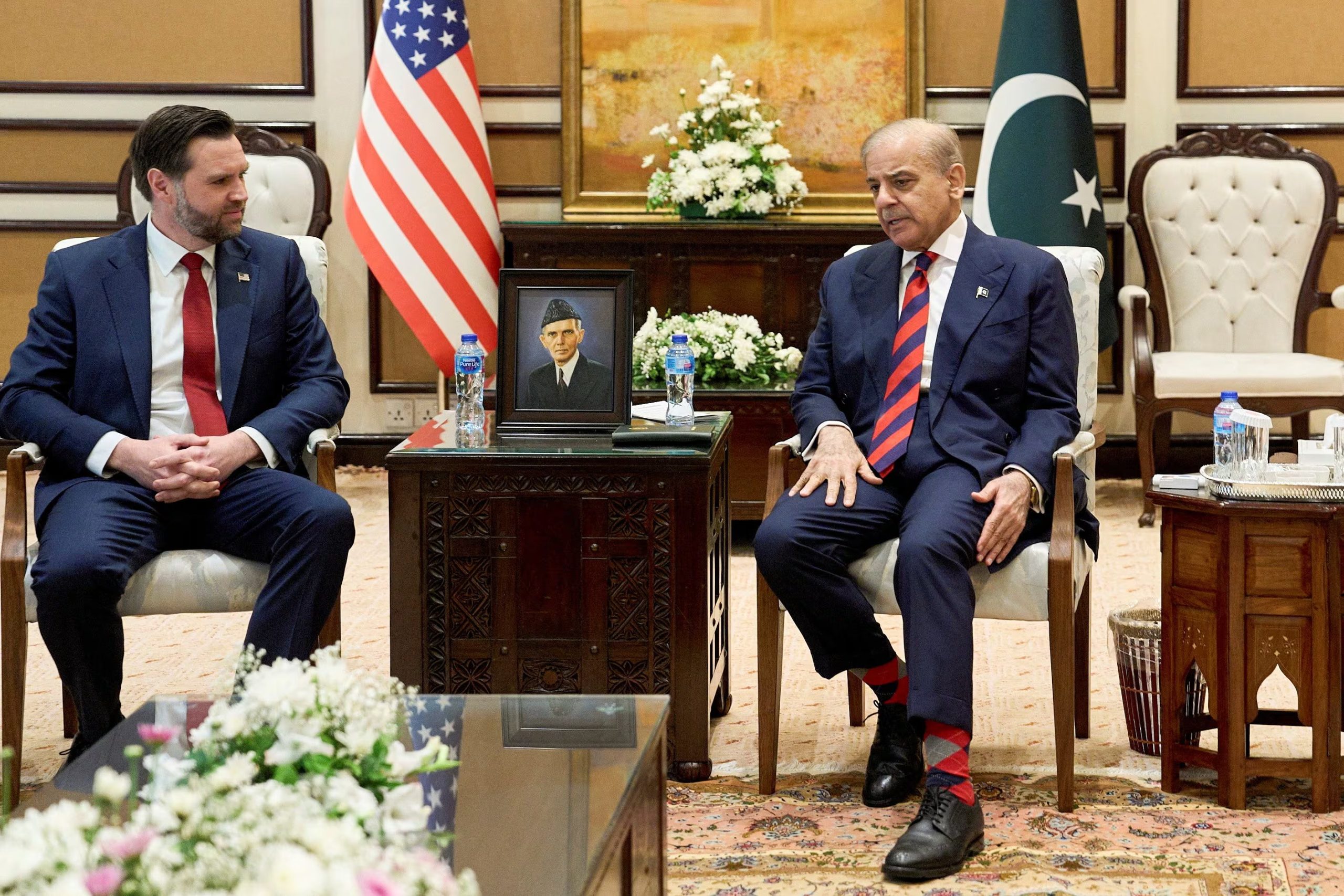 JD Vance dialoga con Shehbaz Sharif, primer ministro de Pakistán