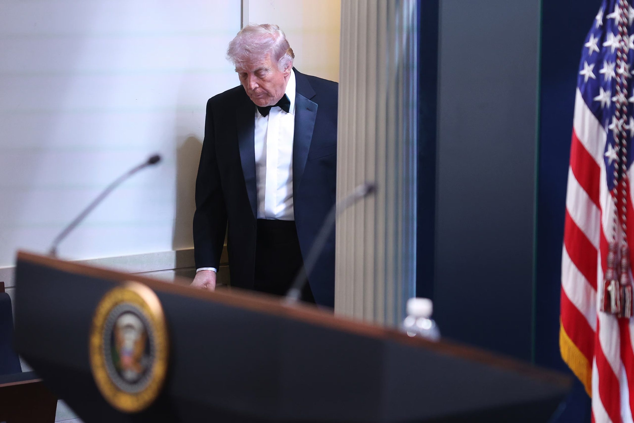El presidente Donald Trump llega a la Sala de Prensa James Brady en la Casa Blanca tras la cena anual de la Asociación de Corresponsales de la Casa Blanca (Foto AP/Tom Brenner)