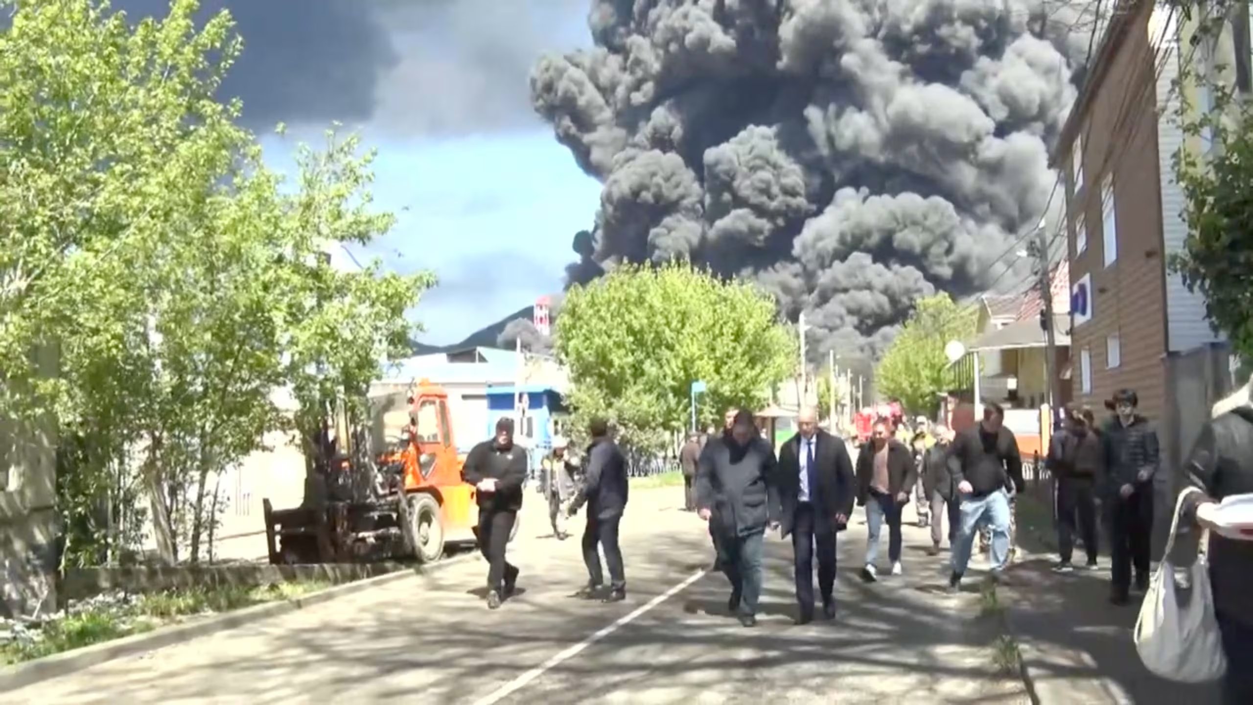 Funcionarios caminan por una calle durante la visita del gobernador de la región de Krasnodar, Veniamin Kondratyev, quien inspecciona los servicios de emergencia tras un ataque con drones ucranianos que provocó un incendio en una refinería de petróleo, en medio del conflicto ruso-ucraniano, en Tuapse, Rusia, el 28 de abril de 2026, en esta imagen fija tomada de un video. Gobernador de la región de Krasnodar, Veniamin Kondratyev/Imagen cedida vía REUTERS