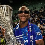 BLINDAR A SU FIGURA: Chelsea inicia conversaciones con Moisés Caicedo para renovarlo hasta el 2033