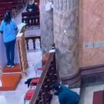 Policía sigue el rastro del hombre que hurtó y se persignó en iglesia de Sangolquí