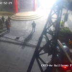 Un vehículo se estrelló y derribó poste en la Garzota
