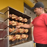 Asaderos de Guayaquil duplicarán producción y entregas por el Día de la Madre