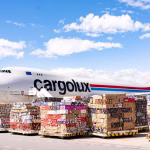 Exportación de flores por el Día de la Madre rompe récord en el aeropuerto de Quito
