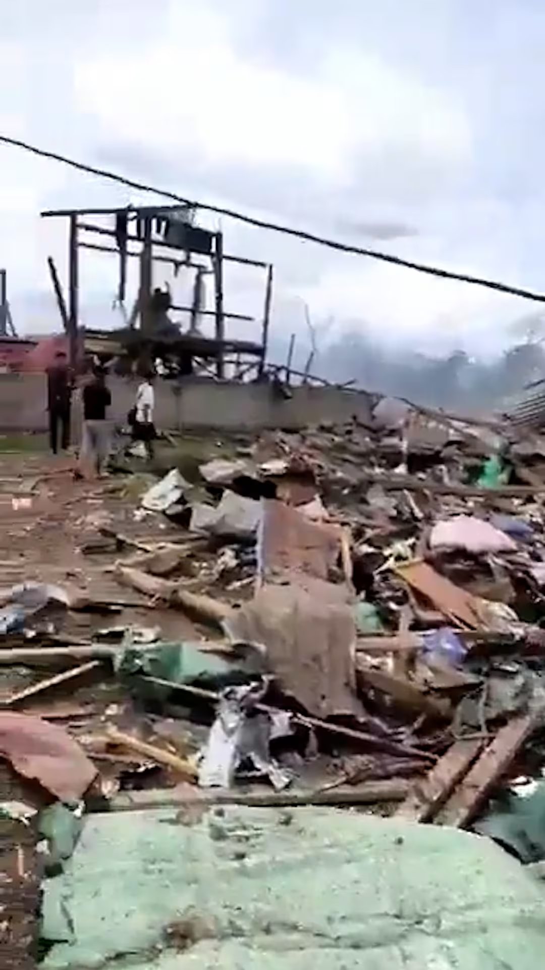 Una explosión en una aldea de Myanmar causó la muerte y heridas a decenas de personas, dejando un edificio colapsado y escombros dispersos por el área afectada.