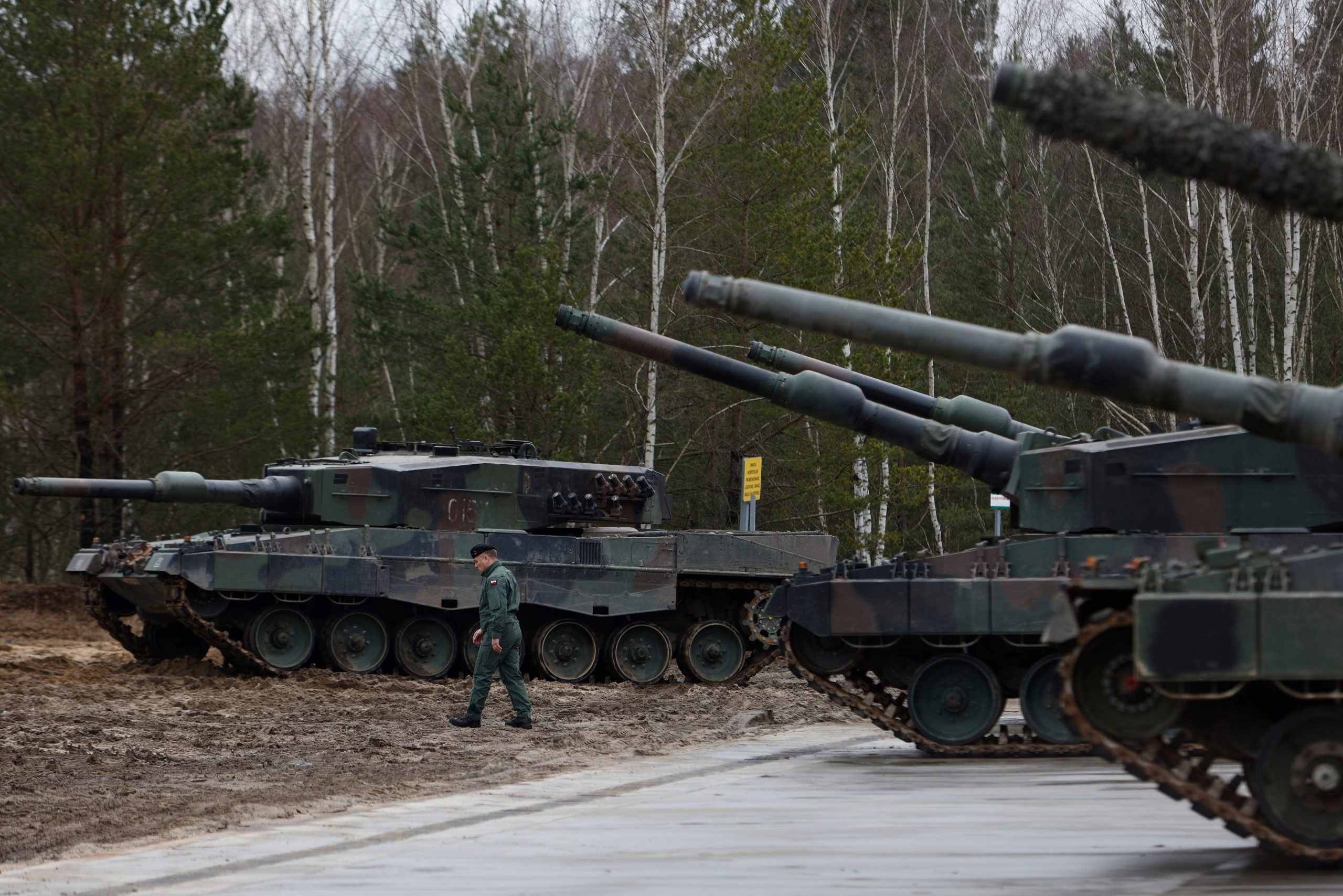 Francia y Alemania desarrollan tanques de última generación por separado, lo que genera desafíos de eficiencia y duplicidad de recursos en defensa (AP Foto/Michal Dyjuk, Archivo)