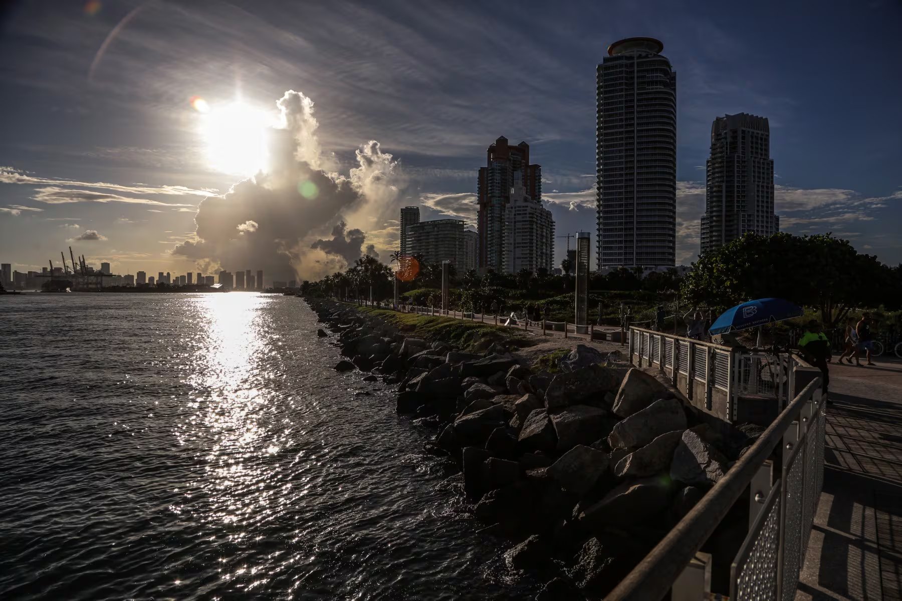 El sábado 2 de mayo podría registrar las temperaturas más altas del año, superando los 35°C y generando índices de calor superiores a 38°C (Photo by Giorgio Viera / AFP)