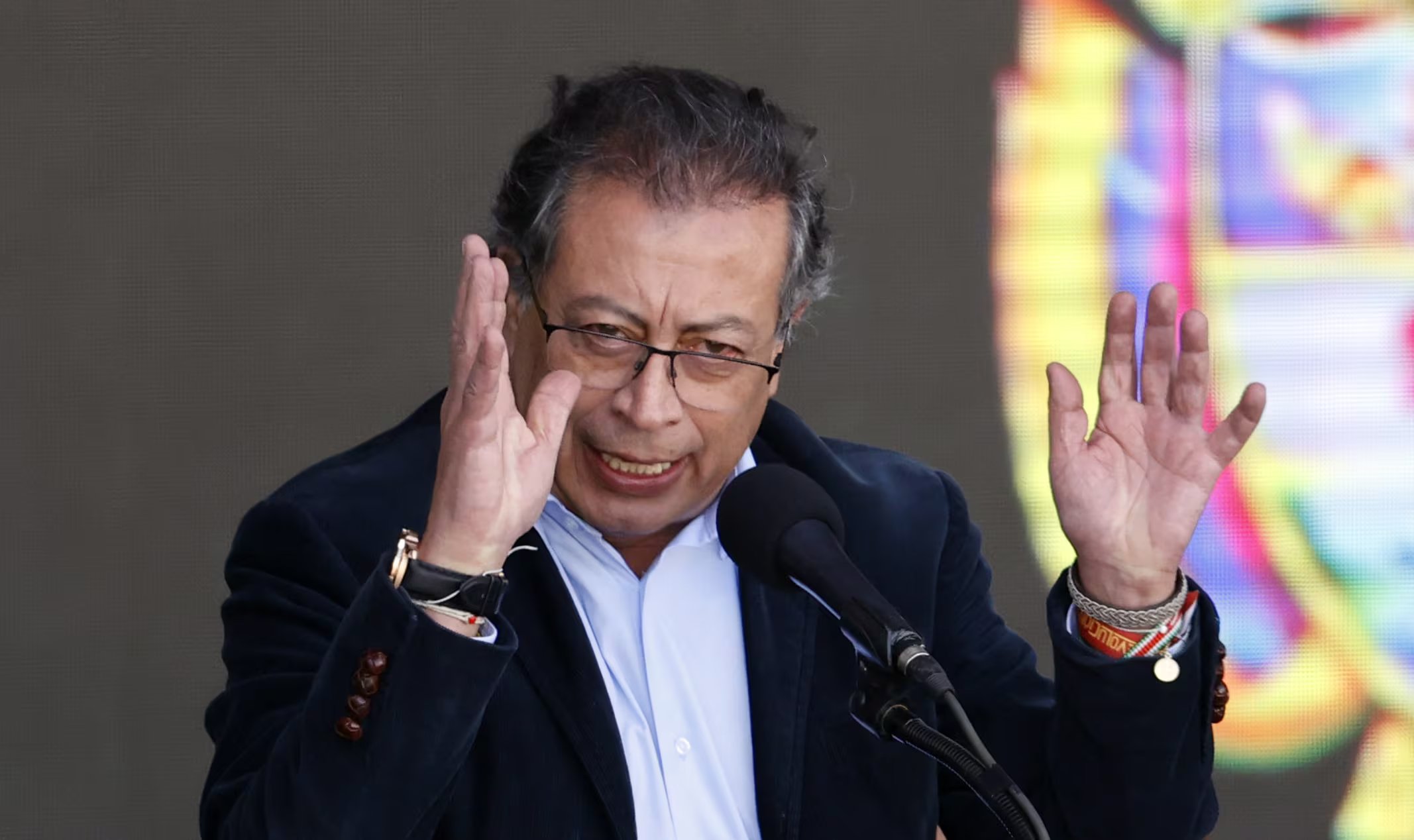 Las versiones difieren sobre si el coronel retirado William Castellanos, jefe de seguridad de Gustavo Petro, aparece en el video del abordaje - crédito Mauricio Dueñas/EFE
