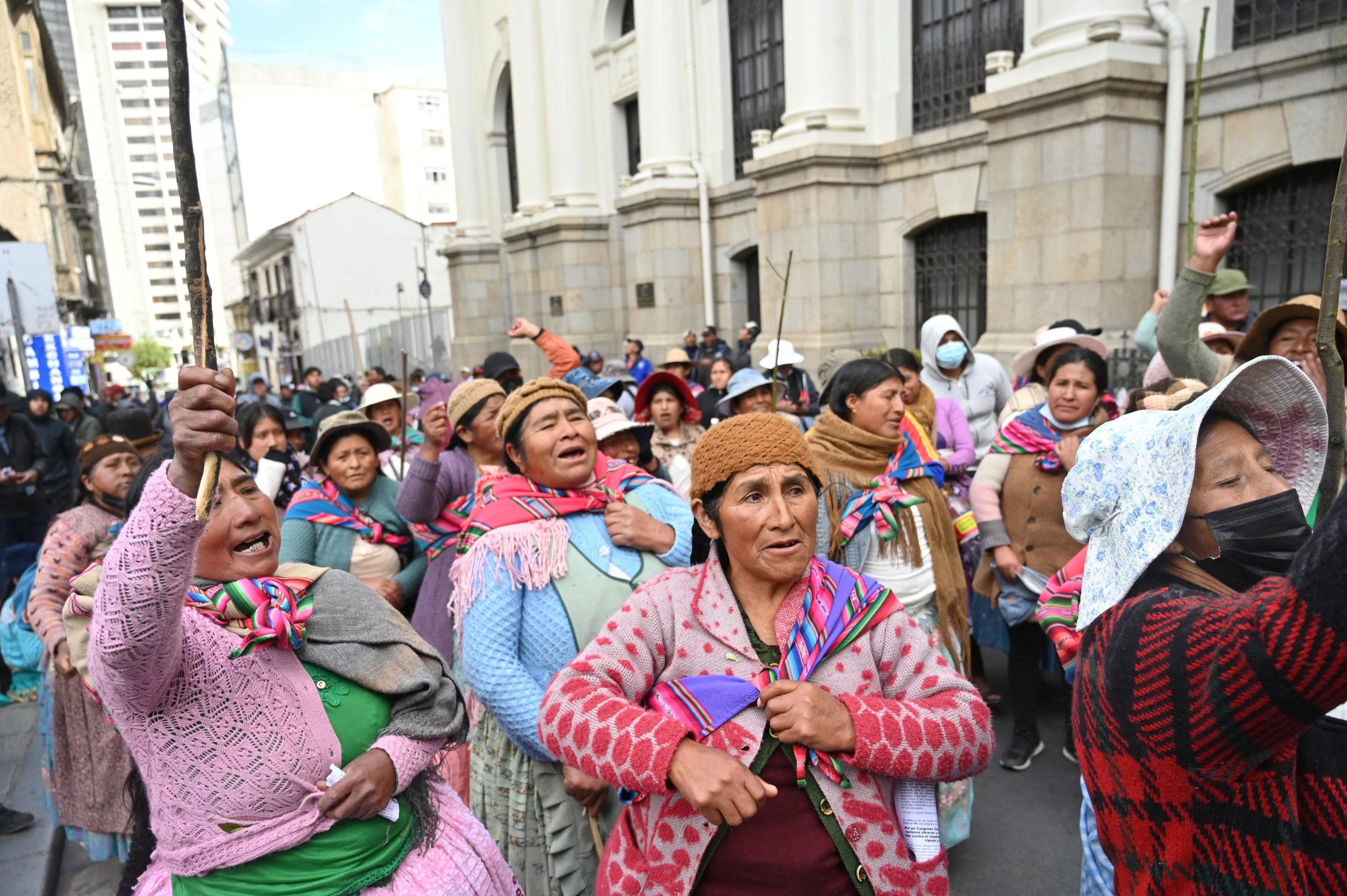 Un grupo de mujeres de La Paz protesta contra el gobierno de Rodrigo Paz y exige su renuncia. REUTERS/Claudia Morales