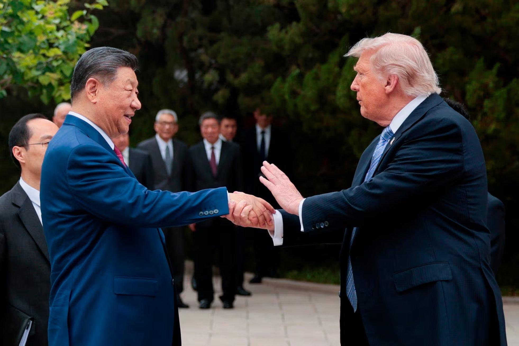 El presidente de Estados Unidos, Donald Trump (derecha), estrecha la mano de su homólogo chino, Xi Jinping, tras una visita a los jardines Zhongnanhai, en Beijing, el 15 de mayo de 2026. (Evan Vucci/Pool Foto vía AP)