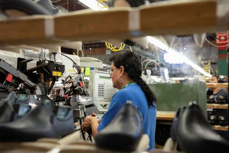 La industria nacional enfrenta una combinación de caída del consumo, importaciones crecientes y contrabando desde las fronteras del norte. (Reuters)