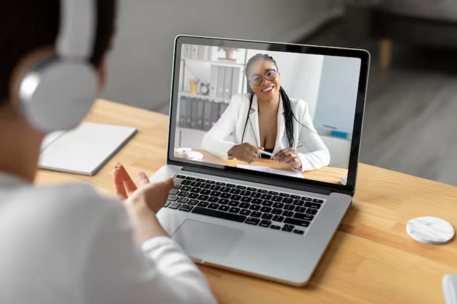 La restricción elimina la posibilidad de consultas remotas para obtener recetas, afectando especialmente a quienes viven lejos de centros urbanos (Freepik)