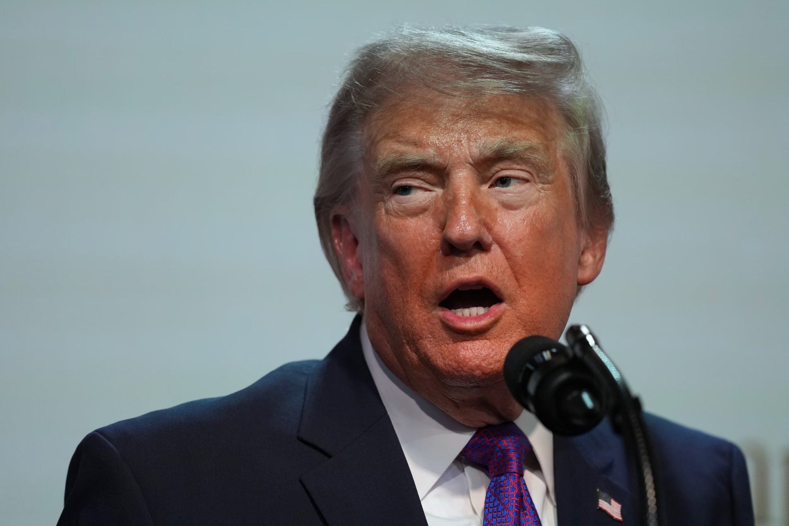 El presidente Donald Trump pronuncia un discurso en el Edificio Ejecutivo Eisenhower de la Casa Blanca (AP Foto/Julia Demaree Nikhinson)