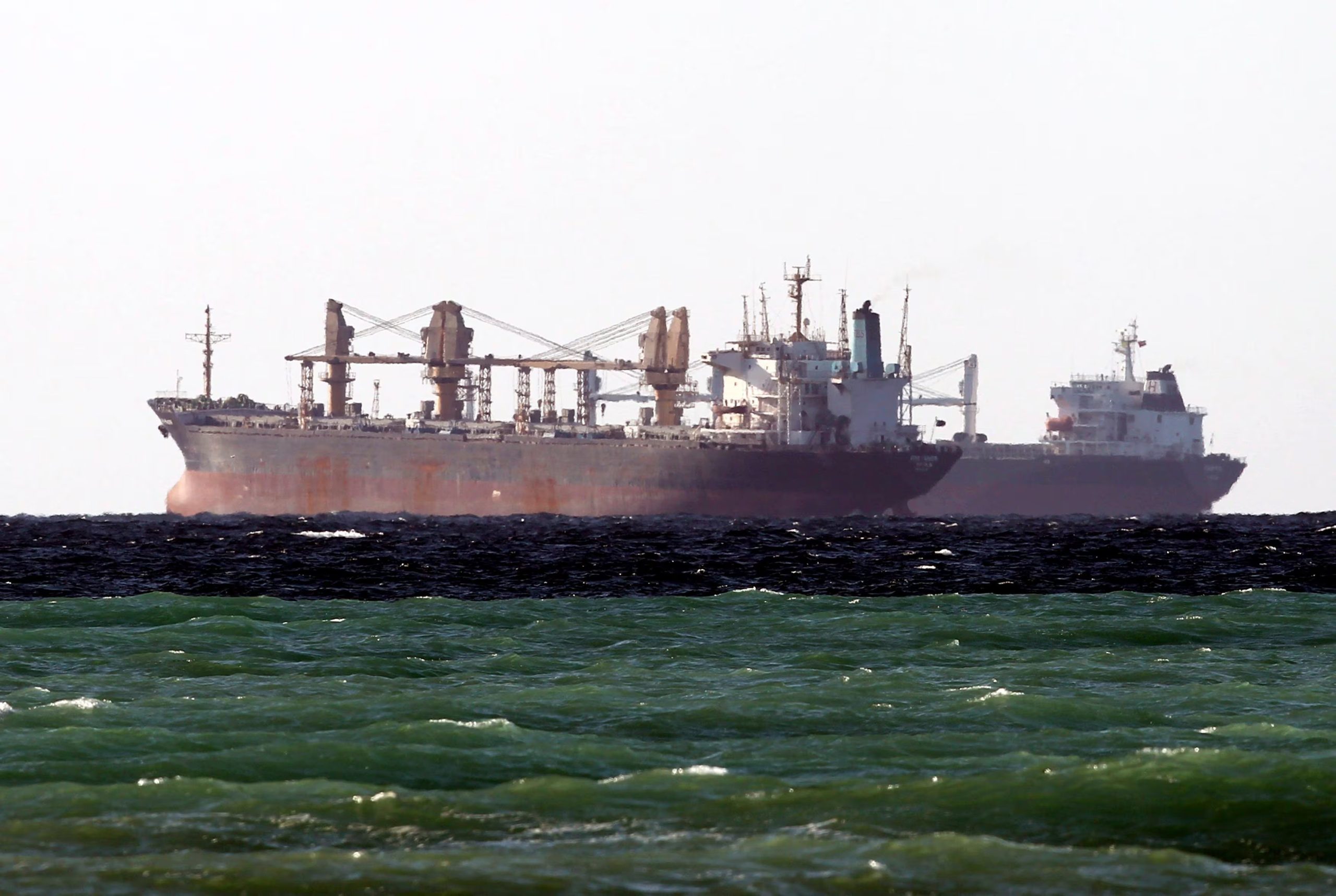 El tráfico de gas natural licuado por Ormuz sigue limitado, con solo ocho travesías de buques metaneros desde el inicio de la guerra. EFE/Ali Haider
