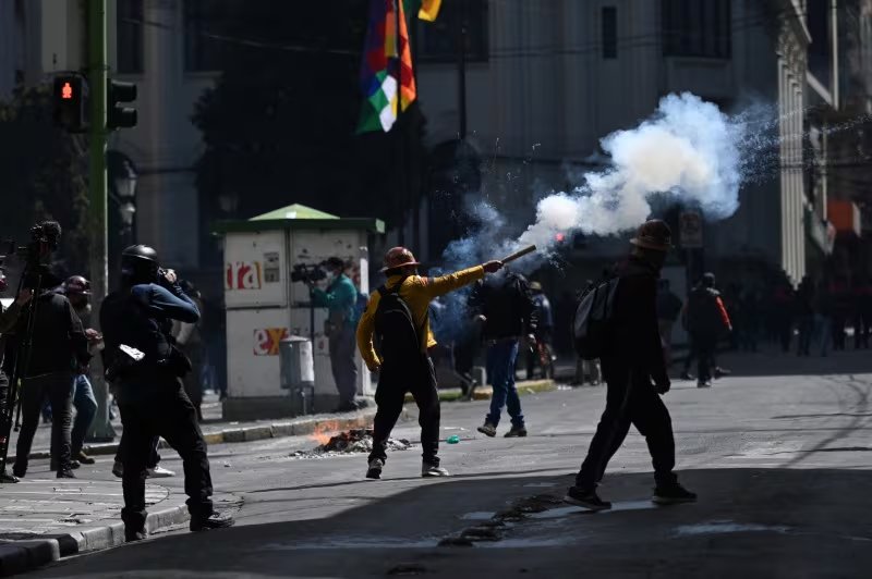 Un manifestante lanza un petardo durante una marcha que exige la renuncia del presidente de Bolivia, Rodrigo Paz, mientras la crisis económica y de combustible del país se agrava debido a la escasez de dólares estadounidenses y la caída de la producción nacional de energía, en La Paz, Bolivia, el 18 de mayo de 2026. REUTERS/Claudia Morales