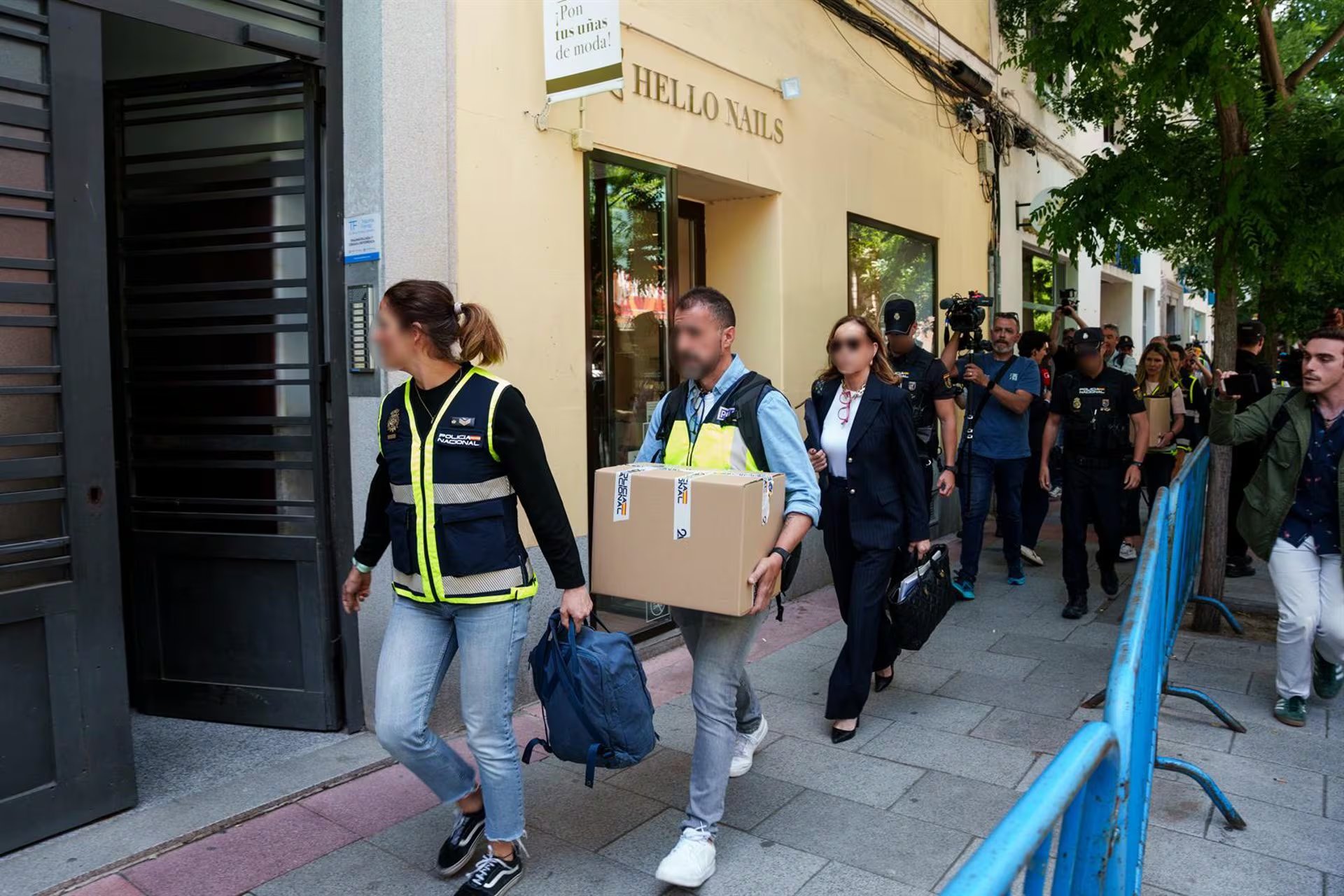 19/05/2026 Agentes de la Policía Nacional salen de la oficina de Zapatero en Ferraz.
Matias Chiofalo - Europa Press