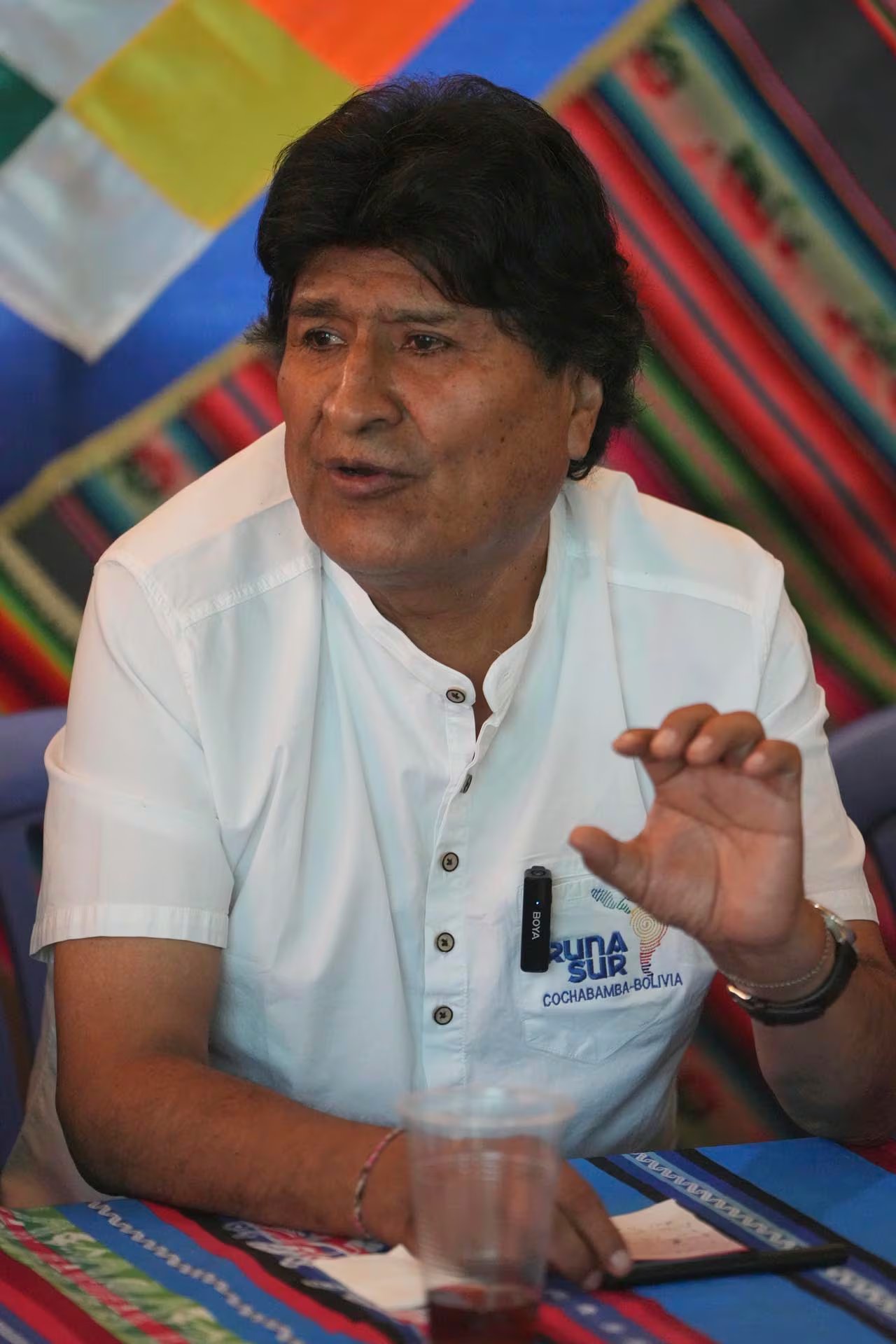 El expresidente Evo Morales conversa con sus seguidores el día de las elecciones presidenciales y legislativas en la Villa 14 de Septiembre, en la región del Chapare, Bolivia, el domingo 17 de agosto de 2025. (AP Foto/Jorge Saenz)