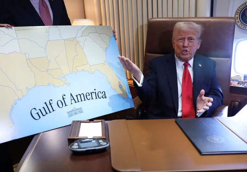 FOTO DE ARCHIVO: El presidente de Estados Unidos, Donald Trump, habla con los periodistas tras firmar una proclamación que cambia el nombre del Golfo de México por el de Golfo de América, mientras sobrevuela el golfo a bordo del Air Force One de camino a Nueva Orleans para asistir al Super Bowl. 9 de febrero de 2025. REUTERS/Kevin Lamarque/Archivo