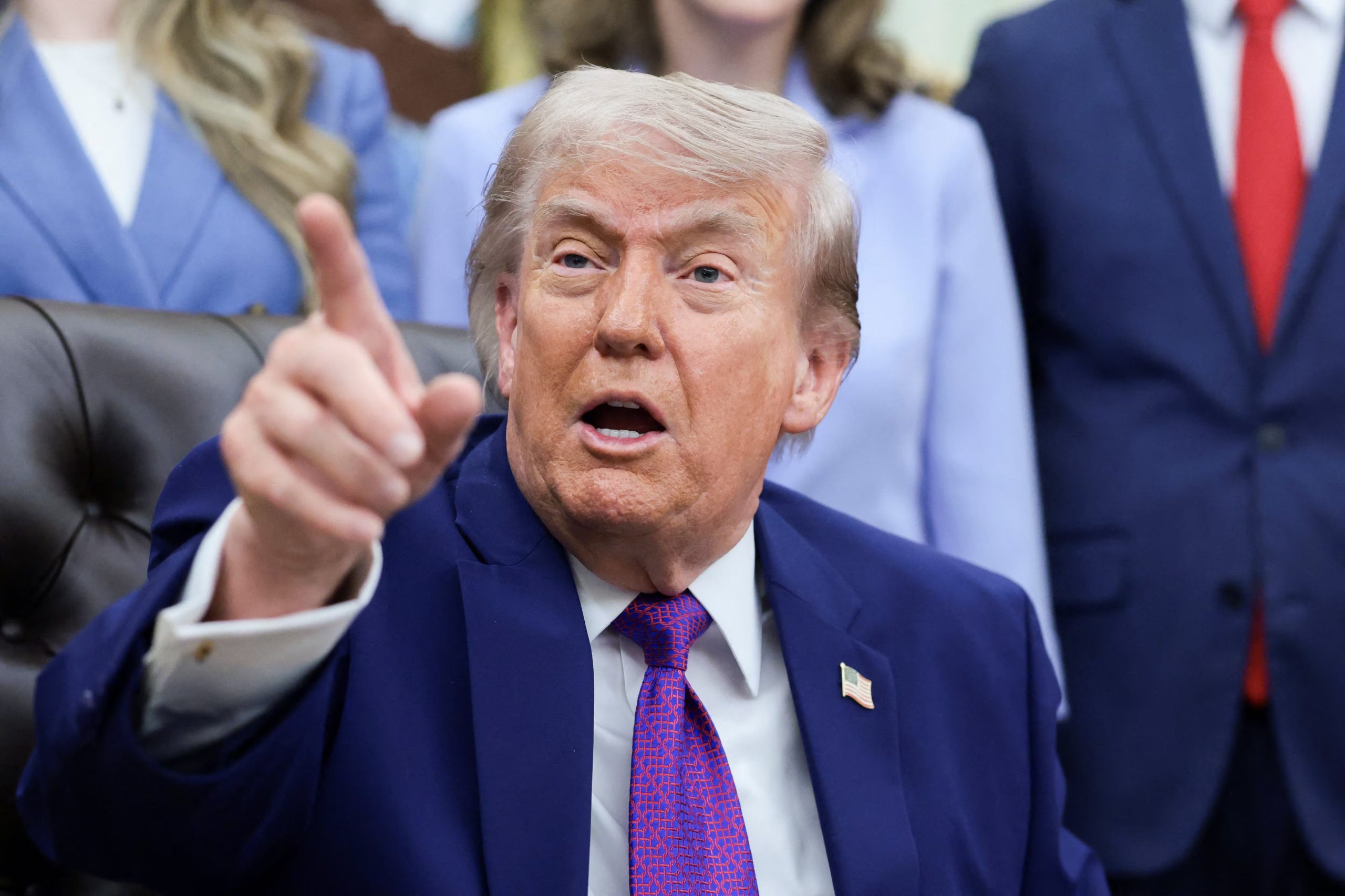 Trump brinda declaraciones en la Oficina Oval antes de su viaje a Beijing para reunirse con el presidente chino Xi Jinping (REUTERS/Evelyn Hockstein)