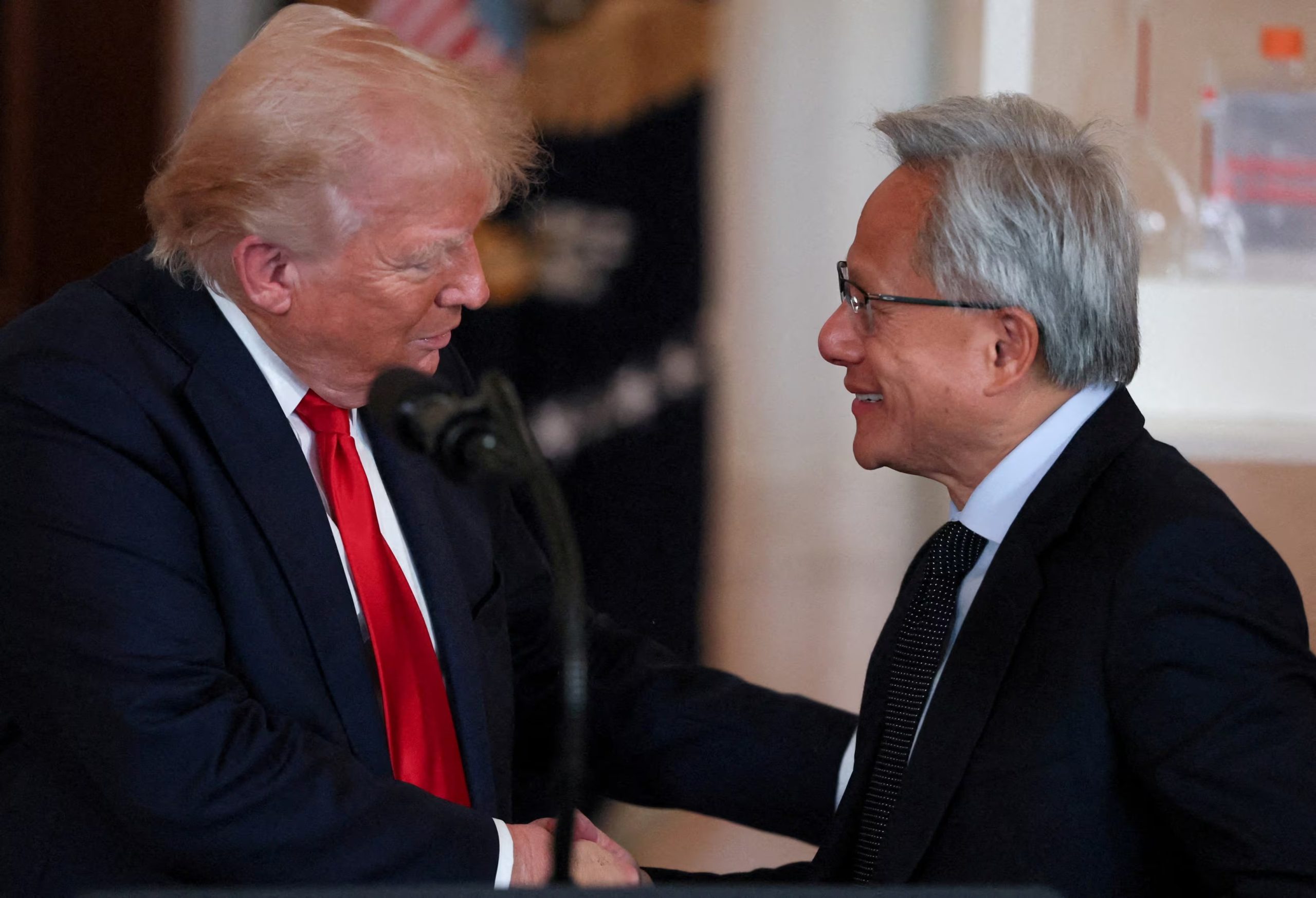 Trump viajó acompañado por una delegación empresarial integrada por algunos de los principales ejecutivos estadounidenses. Entre ellos, Jensen Huang, director ejecutivo de Nvidia (REUTERS)